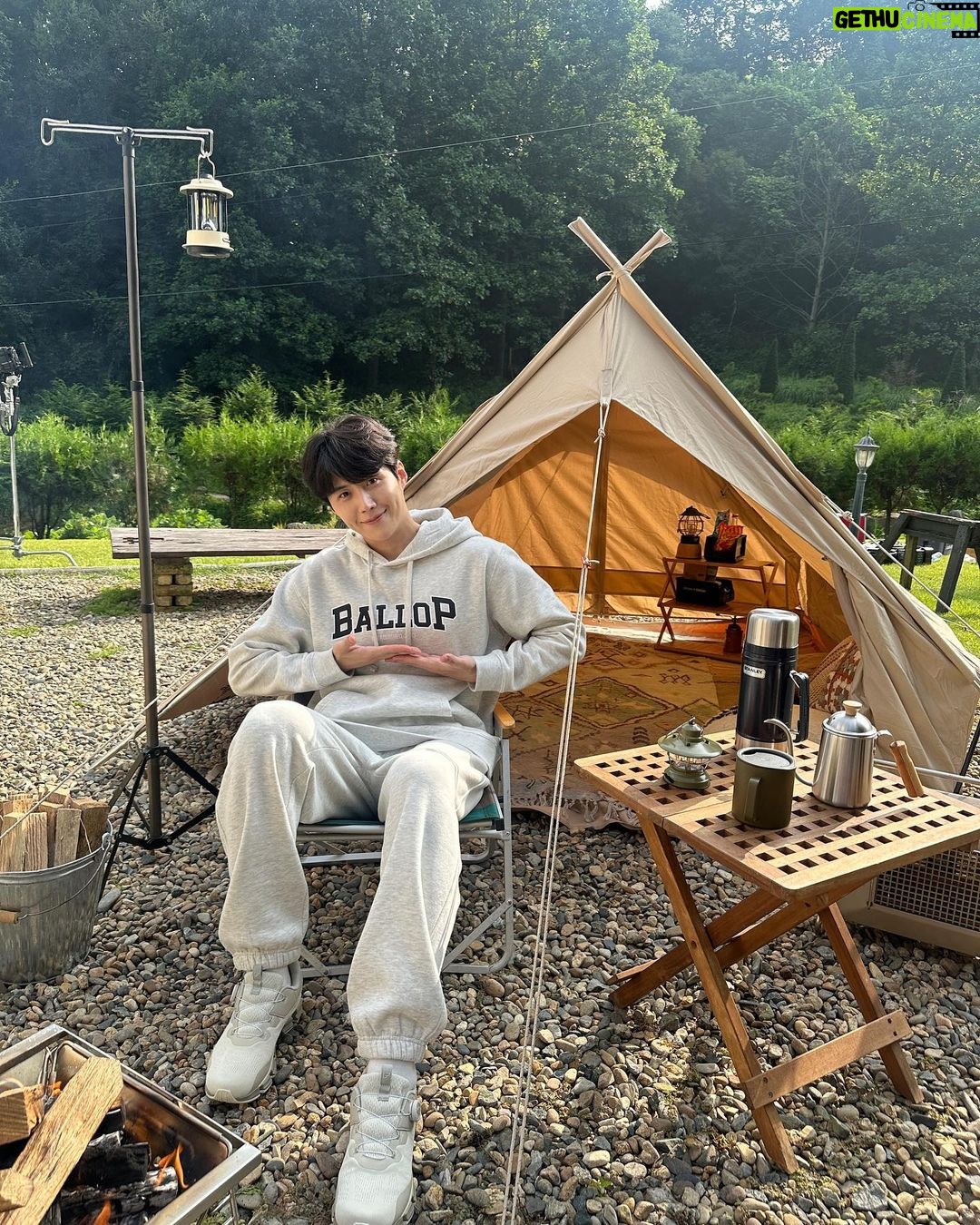 Kim Seon-ho Instagram - 가을에도, 겨울에도 밸롭 #BALLOP ◡̈ 캠핑도 밸롭밸롭 🤣