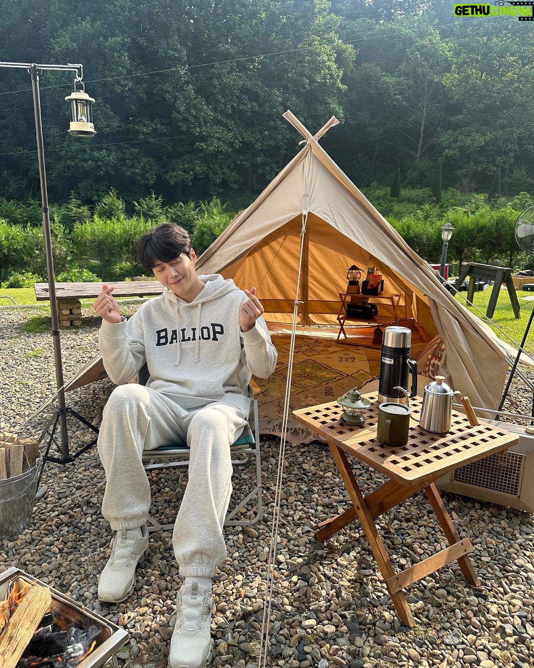 Kim Seon-ho Instagram - 가을에도, 겨울에도 밸롭 #BALLOP ◡̈ 캠핑도 밸롭밸롭 🤣