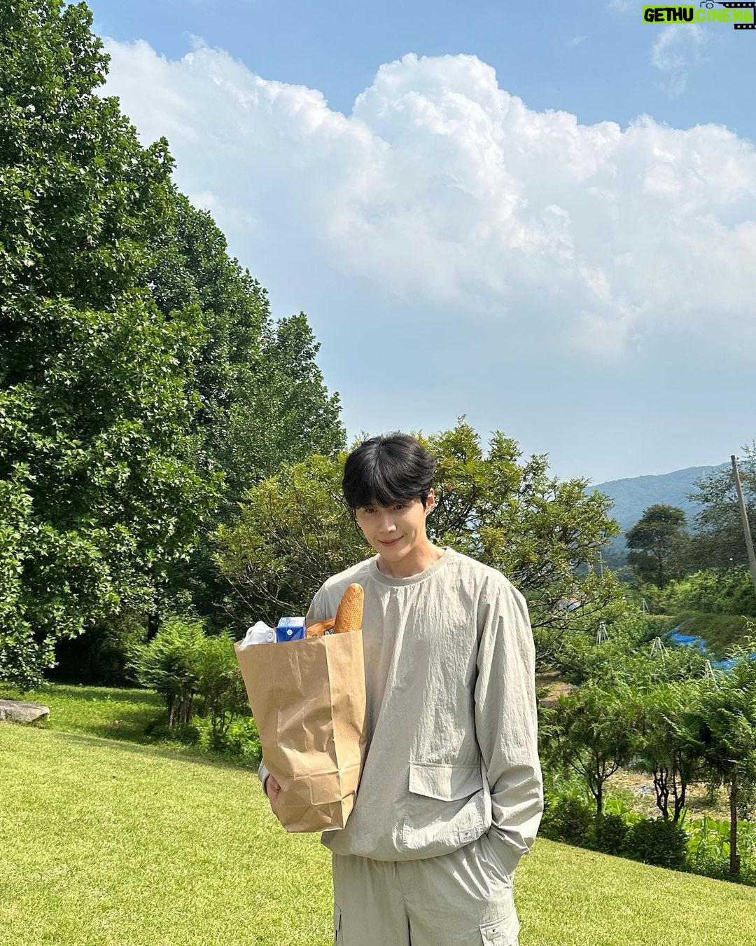 Kim Seon-ho Instagram - 가을에도, 겨울에도 밸롭 #BALLOP ◡̈ 캠핑도 밸롭밸롭 🤣