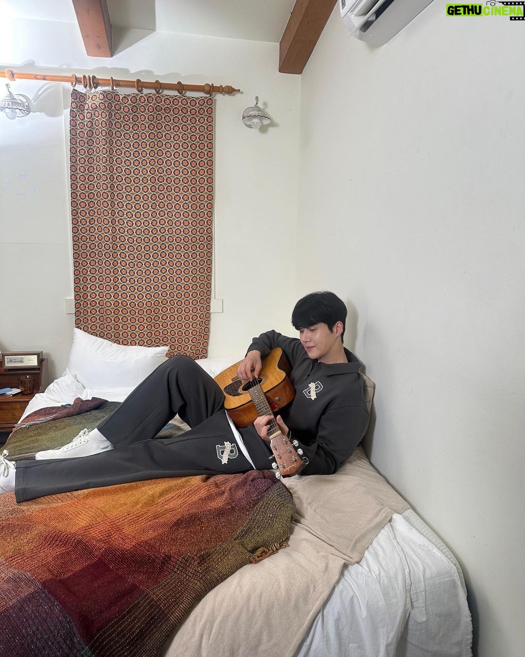 Kim Seon-ho Instagram - 가을에도, 겨울에도 밸롭 #BALLOP ◡̈ 캠핑도 밸롭밸롭 🤣