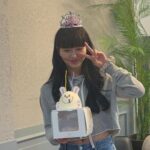 Kim So-hyun Instagram - 어제 생일 축하해 주신 모든 분께 진심으로 감사드립니다♥️ 촬영하며 열심히 보내고 있는데 큰 힘이 되었어요:) 매년 이렇게 축하받고 응원받을 수 있다는 게 얼마나 감사한 일인지 다시금 느낄 수 있는 하루였어요🫠 ⠀ 모두 감사하고 사랑합니다♥️