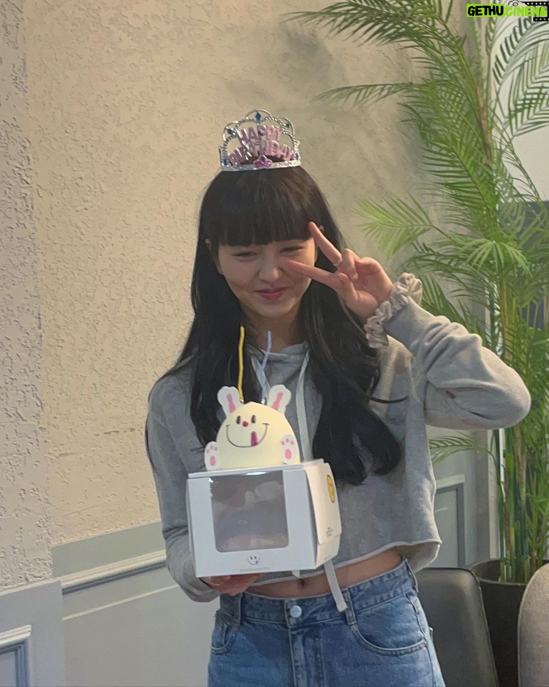 Kim So-hyun Instagram - 어제 생일 축하해 주신 모든 분께 진심으로 감사드립니다♥️ 촬영하며 열심히 보내고 있는데 큰 힘이 되었어요:) 매년 이렇게 축하받고 응원받을 수 있다는 게 얼마나 감사한 일인지 다시금 느낄 수 있는 하루였어요🫠 ⠀ 모두 감사하고 사랑합니다♥️