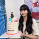 Kim So-hyun Instagram - 오늘은 소용없어 거짓말 Day🧊 Jmsolution감사합니다🤍 feat. 신제품 #프리미엄마스크팩 #ad #청광프리미엄마스크팩 #제이엠솔루션프리미엄마스크팩 @jmsolution.official