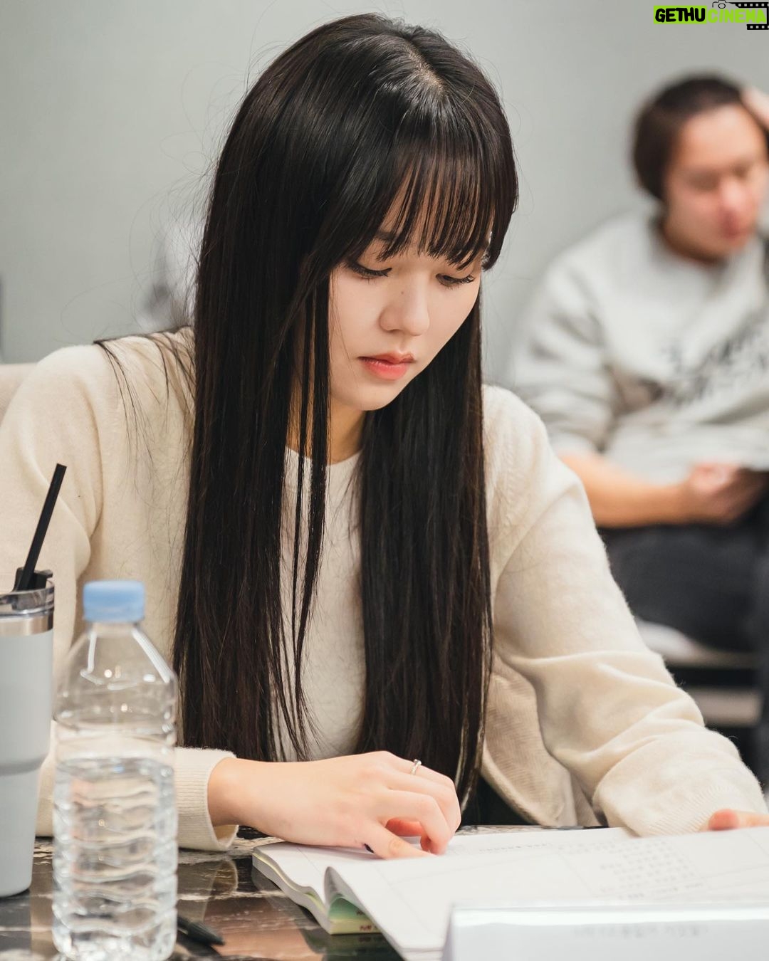 Kim So-hyun Instagram - tvN 월화 '소용없어 거짓말' 목솔희🖤 7월에 만나요:) ⠀ #소용없어거짓말
