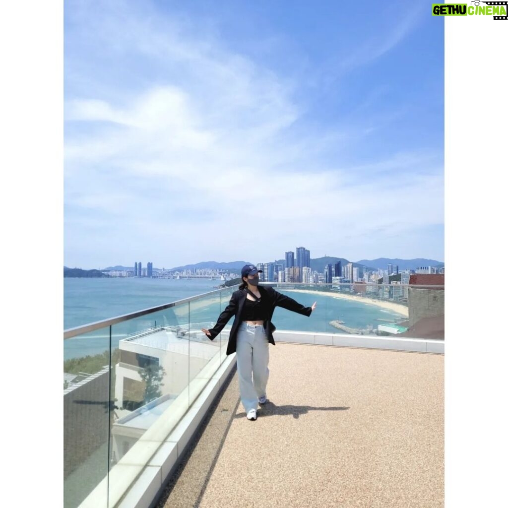 Kim So-hyun Instagram - 날이 좋았던🌳 ⠀ #부산시립미술관 #이형구작가님