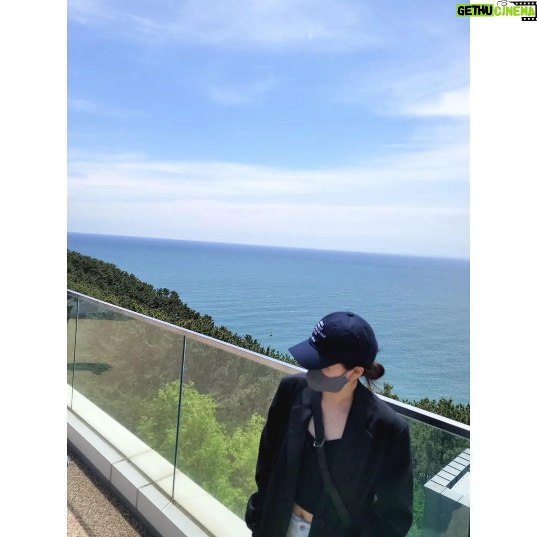 Kim So-hyun Instagram - 날이 좋았던🌳 ⠀ #부산시립미술관 #이형구작가님