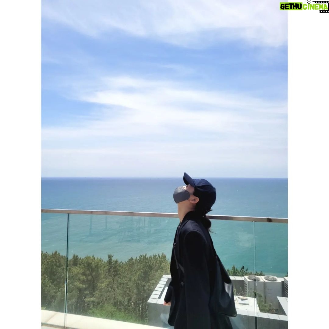 Kim So-hyun Instagram - 날이 좋았던🌳 ⠀ #부산시립미술관 #이형구작가님