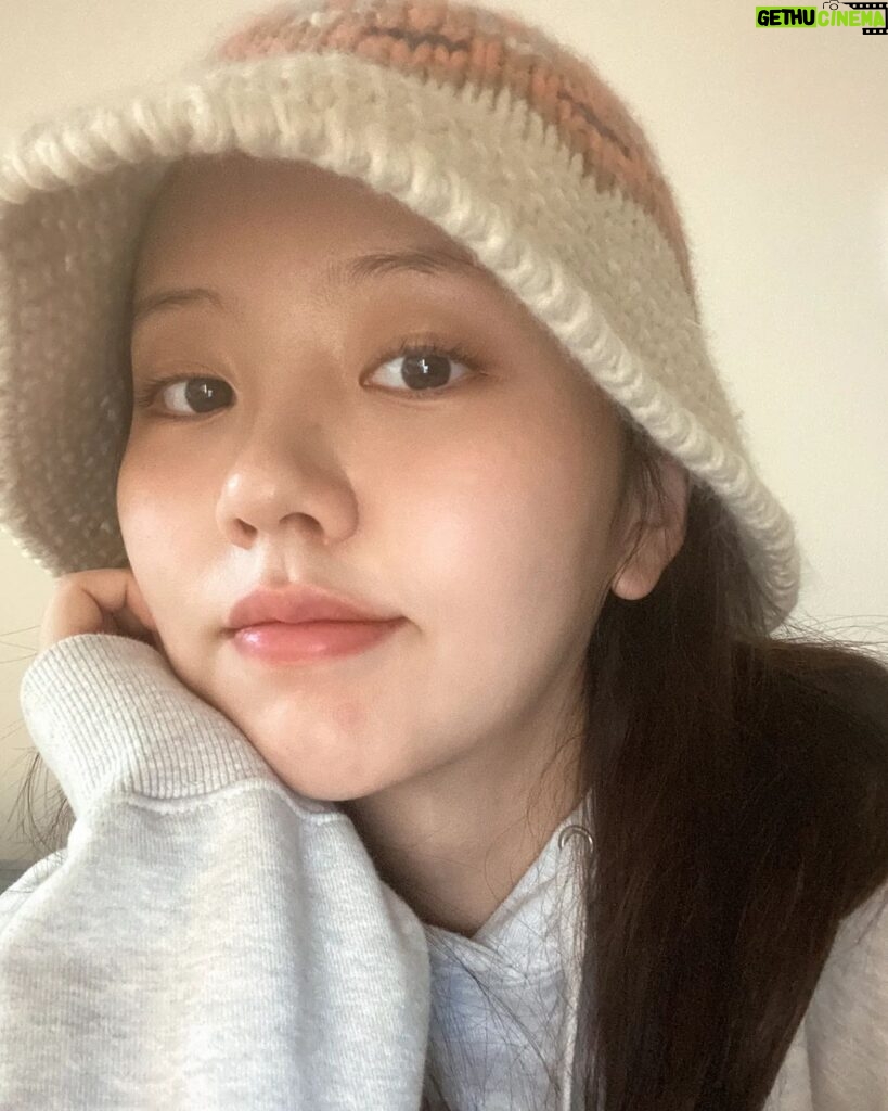 Kim So-hyun Instagram - 날이 많이 풀렸지만 미세먼지 조심!