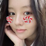 Kim So-hyun Instagram - Merry Christmas🎄 전 좋아하는 크리스마스 영화 보면서 따숩게 보낼 예정이예요❤ 여러분도 몸도 마음도 건강한 크리스마스 보내세요❄ #아더크리스마스 #ARTHURCHRISTMAS #클라우스 #KLAUS 겨울이면 늘 보는 #미세스다웃파이어 #mrsdoubtfire