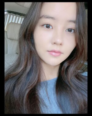 Kim So-hyun Instagram - 오랜만에!🌼