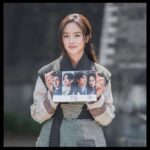 Kim So-hyun Instagram - 다들 잘 지내시나요? 1화부터 다시 볼 수 있다는 걸 확인하고 나서야 정말 드라마가 끝났구나 실감이 나네요! ⠀ 울고 웃으며 함께했던 모든 스태프께 큰 행운이 따르길 바라고 그저 감사할 따름입니다. 모두가 없었으면 절대 불가능했을 일을.. 함께 희생하고 노력하여 만들어주셔서 정말 감사합니다. ⠀ 평강이와 명운을 함께 해준 달이🌕 마지막까지 친구이자 전우인 진이 산이, 풍개 귀여운 막둥이 월이와 달강이✨ 미우나 고우나 사부였던 건이와 벗이 돼준 모용이! 그리고 늘 함께해주시며 부족해도 잘 알려주시고 배울 수 있게 해주시던 선배님, 선생님들께 존경의 말씀을 전합니다. ⠀ 재촬영도 전부 참여하였지만, 컷의 보충은 상황에 따라갔기에 때로는 아쉽고 때로는 더 나은 장면이 나왔을 것입니다. 그 점에서 배우로서 시청자분들께 죄송하고 또 아쉬움 마저 남지만... 모두가 함께하는 작업인 만큼 어느 것 하나 쉽게 생각하고 넘기지 않았다고 말씀드리고 싶습니다! ⠀ 모두의 피땀으로 완성해낸 '달이 뜨는 강' 끝까지 함께 해주신 시청자분들께 다시 한번 감사드립니다! ⠀ 끝과 함께 시작이기도 한 저희 드라마가 오래오래 시청자분들의 마음에 흐르길 바랄 뿐입니다. ⠀ 마지막까지 평강을 응원해주시고 사랑해주셔서 정말 감사드립니다♥️ 평강이와 온달의 인생에 평온한 온기만 남기를 바라며 끝으로 모두가 행복하시길 바랍니다! 🌊🌕 ⠀ ⠀