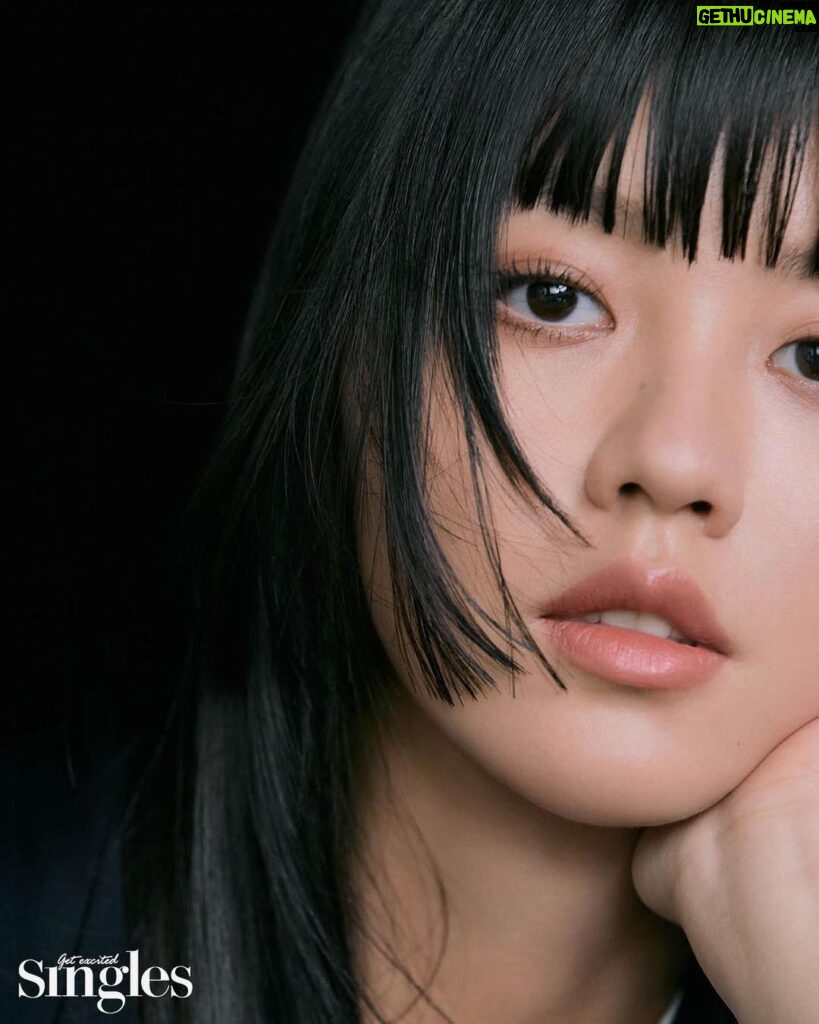 Kim So-hyun Instagram - Singles 4월🖤 #singles
