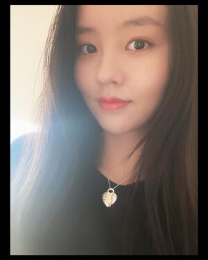 Kim So-hyun Instagram - 생일 축하해주셔서 정말 감사해요!! 
이런 과분한 사랑을 받아도 되나 싶어요! 
행복한 하루 보낼 수 있게 해주셔서 정말 감사합니다♥️ 
조금은 부족하더라도 열심히 즐겁게 해나가도록 할게요! 
모두 행복한 밤 되시길..♥️