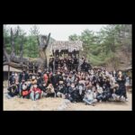 Kim So-hyun Instagram - 다들 잘 지내시나요? 1화부터 다시 볼 수 있다는 걸 확인하고 나서야 정말 드라마가 끝났구나 실감이 나네요! ⠀ 울고 웃으며 함께했던 모든 스태프께 큰 행운이 따르길 바라고 그저 감사할 따름입니다. 모두가 없었으면 절대 불가능했을 일을.. 함께 희생하고 노력하여 만들어주셔서 정말 감사합니다. ⠀ 평강이와 명운을 함께 해준 달이🌕 마지막까지 친구이자 전우인 진이 산이, 풍개 귀여운 막둥이 월이와 달강이✨ 미우나 고우나 사부였던 건이와 벗이 돼준 모용이! 그리고 늘 함께해주시며 부족해도 잘 알려주시고 배울 수 있게 해주시던 선배님, 선생님들께 존경의 말씀을 전합니다. ⠀ 재촬영도 전부 참여하였지만, 컷의 보충은 상황에 따라갔기에 때로는 아쉽고 때로는 더 나은 장면이 나왔을 것입니다. 그 점에서 배우로서 시청자분들께 죄송하고 또 아쉬움 마저 남지만... 모두가 함께하는 작업인 만큼 어느 것 하나 쉽게 생각하고 넘기지 않았다고 말씀드리고 싶습니다! ⠀ 모두의 피땀으로 완성해낸 '달이 뜨는 강' 끝까지 함께 해주신 시청자분들께 다시 한번 감사드립니다! ⠀ 끝과 함께 시작이기도 한 저희 드라마가 오래오래 시청자분들의 마음에 흐르길 바랄 뿐입니다. ⠀ 마지막까지 평강을 응원해주시고 사랑해주셔서 정말 감사드립니다♥️ 평강이와 온달의 인생에 평온한 온기만 남기를 바라며 끝으로 모두가 행복하시길 바랍니다! 🌊🌕 ⠀ ⠀