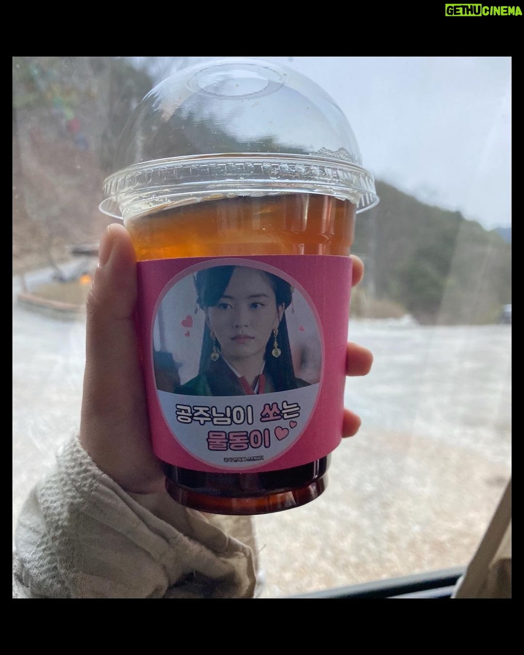 Kim So-hyun Instagram - 어제 마지막 촬영 날 보내주신 물동이🥤 문구 하나 하나가 너무 소중해서 마지막 촬영까지도 벅찬 마음 가지고 끝냈어요! 감사해요♥️🐤♥️🐤
