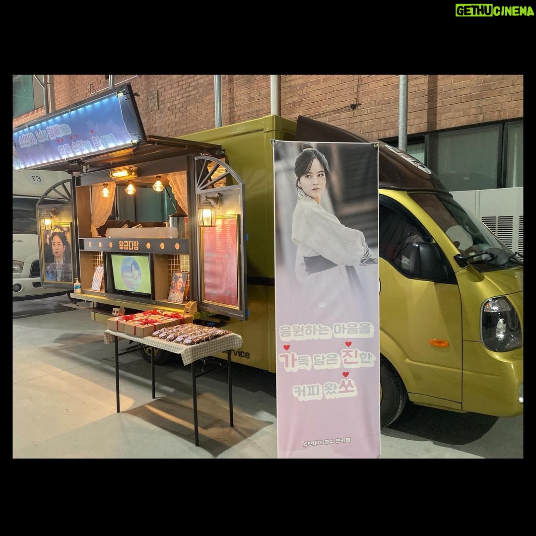 Kim So-hyun Instagram - 늘 고마워요♥️ 언제나 응원해주시기에 힘내서 찍고 있어요! 오늘도 모두 밝은 하루 되시길🌊