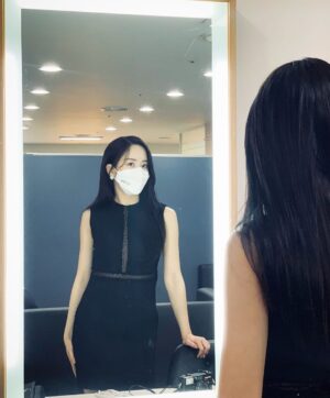 Kim So-hyun Instagram - 2021년 새해가 밝았습니다! 🌕
올 한해 모두가 힘든 시기였습니다.
새해엔 조금은 나아질 수 있기를
조금은 더 웃을 수 있기를 바랍니다!
⠀
저는 kbs 월화 '달이 뜨는 강' 열심히 촬영 하고 있어요!
염가진으로 인사드릴게요! 2월에 만나요:)
⠀
모두 새해 복 많이 받으세요♥️