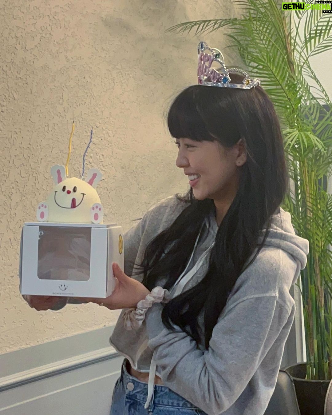 Kim So-hyun Instagram - 어제 생일 축하해 주신 모든 분께 진심으로 감사드립니다♥️ 촬영하며 열심히 보내고 있는데 큰 힘이 되었어요:) 매년 이렇게 축하받고 응원받을 수 있다는 게 얼마나 감사한 일인지 다시금 느낄 수 있는 하루였어요🫠 ⠀ 모두 감사하고 사랑합니다♥️