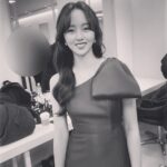 Kim So-hyun Instagram - 어제 연기대상에서 너무 큰 선물을 받고 행복하게 새해를 시작하네요! 무대에 올라가니까 촬영장에서 모두가 함께 울고 웃던 시간이 생각나면서 정말 행복했다고 말씀드리고 싶었어요! 정말 이렇게 행복한 작품을 만날 수 있어서 영광이고, 동주를 행복하게 만들어주신 임예진 작가님, 백소연 작가님, 김동휘 감독님, 강수연 감독님께 다시 한번 감사드려요:) 또 언제나 함께 해주신 E&T story 박찬우 대표님도 정말 감사드립니다! ⠀ 무더운 여름에서 추운 겨울까지 힘들어도 웃으며 현장을 만들어가 주신 카메라, 조명, 음향 감독님들과 스텝들, 장비팀, 소품팀, 분장팀, 의상팀, 세트팀, 또 보이지 않는 곳에서 음악과 많은 cg를 만들어주신 많은 분의 노고가 담겨서 녹두전이 탄생할 수 있었기에 이렇게 글로나마 감사의 말씀 전합니다! ⠀ 2019년 너무나 행복했던 드라마 '조선로코 - 녹두전' 앞으로도 오래오래 예쁘게 회자되는 드라마가 되었으면 하는 바람으로 글을 마칠게요! 2019년 마지막으로 녹두 동주에게 커플상을 선물해주셔서 감사합니다♥️ ⠀ 지금까지 받은 사랑 앞으로 다 돌려드릴 수 있게 열심히 하는 배우, 좋은 사람 되겠습니다! 2020년도 잘 부탁드려요! ⠀ 모든 분이 조금 더 행복하고 조금 더 편안하길 바라요 사랑합니다♥️ ⠀ #조선로코녹두전 #동주사랑해주셔서감사해요 ⠀