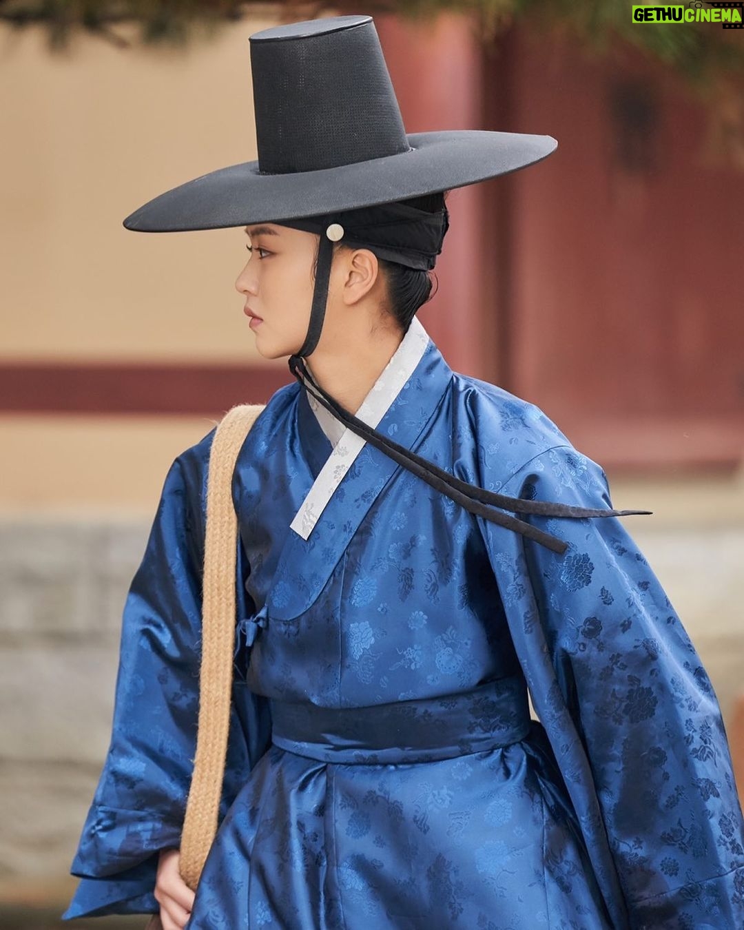 Kim So-hyun Instagram - 지담골에서 온 김원식이🏹(도 본방사수 중이오) #조선로코녹두전 #동동주