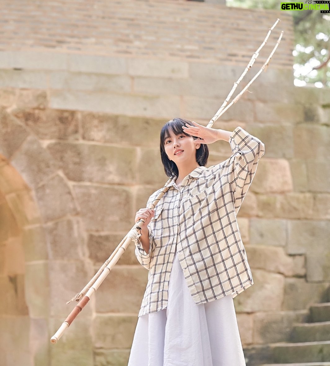 Kim So-hyun Instagram - 오늘 밤 10시에 녹두전 같이 보실 분~~ ✨ 오늘도 함께 달려봅시다!! 🏃♀️ #kbs월화드라마 #조선로코녹두전 #오늘밤10시 #동동주