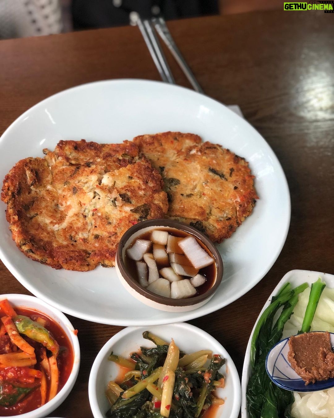 Kim So-hyun Instagram - 녹두전 볼땐 동동주와 함께🍶 ⠀ #녹두전 + #동동주 후식으로 #율무차 한잔🍵 ⠀ 곧 만납시다♥️