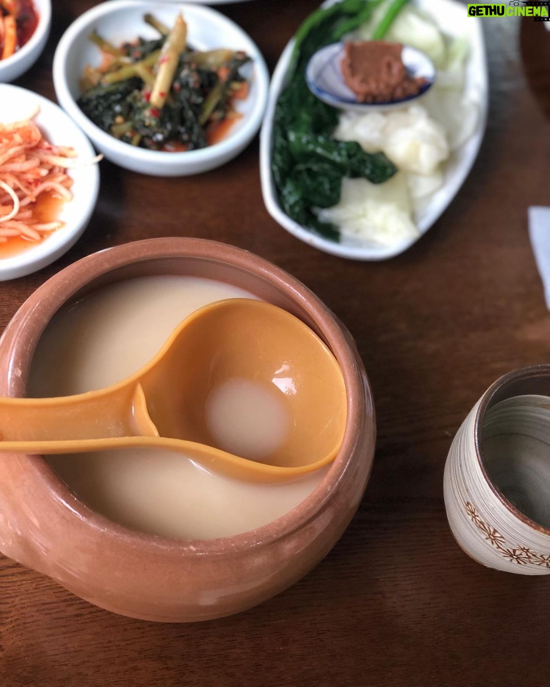 Kim So-hyun Instagram - 녹두전 볼땐 동동주와 함께🍶 ⠀ #녹두전 + #동동주 후식으로 #율무차 한잔🍵 ⠀ 곧 만납시다♥️