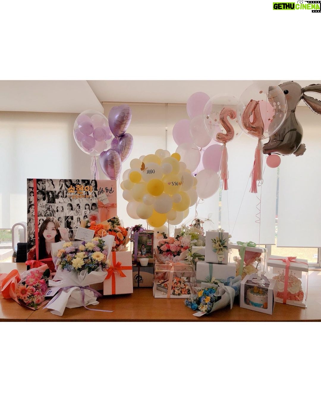 Kim So-hyun Instagram - 많은 분들의 축하를 받고 행복한 하루를 보냈어요:) 매년 사랑해주시고 응원해주시는 팬분들께도 정말 감사드려요! 이렇게나 큰 사랑을 받는 만큼 하루 하루 행복하게 감사한 마음 갖고 살겠습니다! 다시 한번 생일 축하해주셔서 감사합니다♥️ 모두 행복한 밤 되시길 바라요~! ⠀ ⠀ 사진에 다 담진 못했지만 소중한 선물들 하나 하나 다 잘 받았습니다:) 작은 선물로 핑구핑가 네컷을 드려요..♥️ ⠀ ⠀ ⠀
