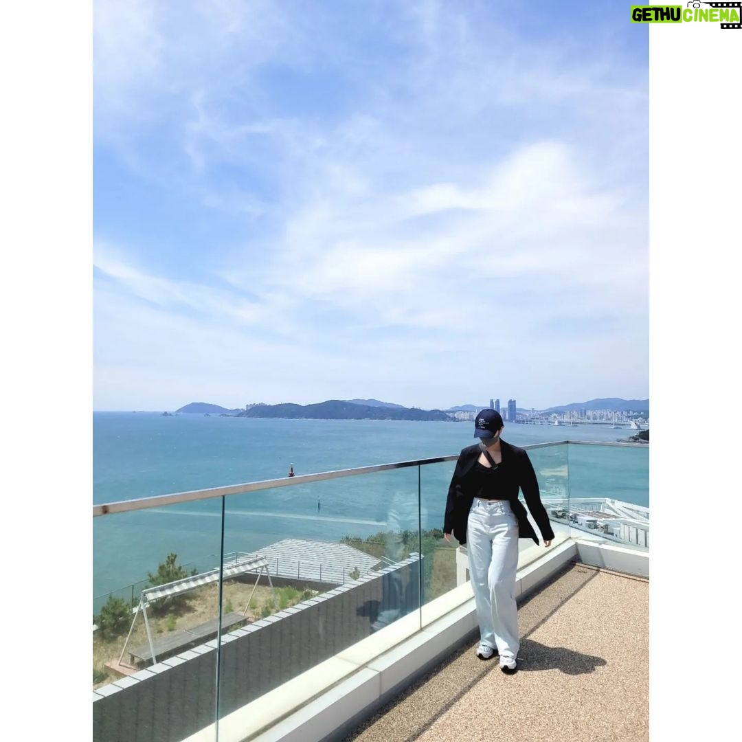 Kim So-hyun Instagram - 날이 좋았던🌳 ⠀ #부산시립미술관 #이형구작가님