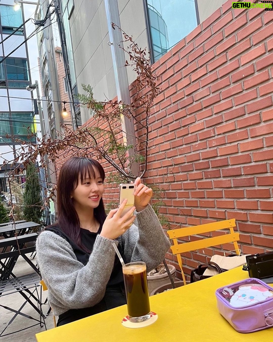 Kim So-hyun Instagram - 여러분 잘 지내시나요?? 너무 오랜만이죠😔