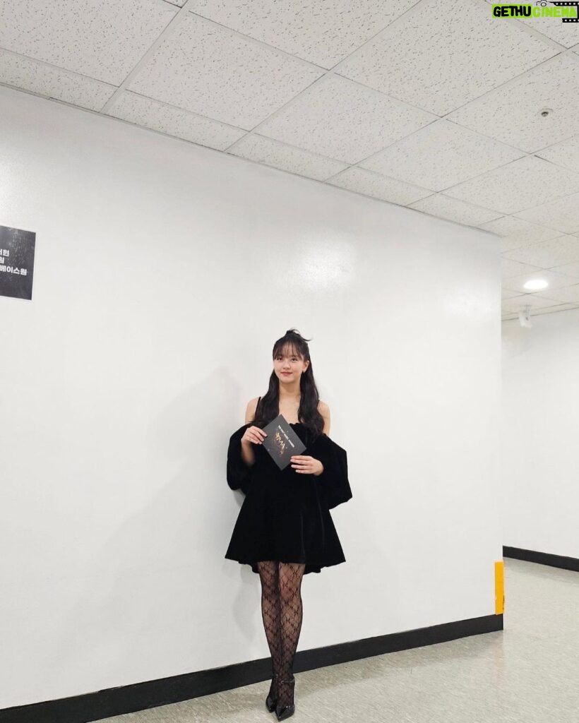 Kim So-hyun Instagram - 더팩트 뮤직 어워즈🖤 오랜만에 반갑고 즐거웠어요:)