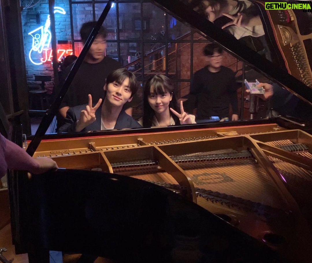 Kim So-hyun Instagram - 그동안 솔희로 함께 할 수 있어 행복했고, 참 감사했습니다:) 모두가 한마음으로 노력하고, 웃으며 보낸 시간들 소중하게 잘 담아놓겠습니다! 끝까지 함께해 주신 시청자분들과 팬분들께도 정말 감사드립니다! 부족함이 많았지만.. 끝까지 사랑해 주신 덕분에 잘 마칠 수 있었어요!! 감사한 마음 더 좋은 모습으로 보답하도록 하겠습니다💜 마지막은 소용없어 거짓말 식구들과..🫠 다들 사랑하고 감사합니다🐢