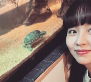 Kim So-hyun Instagram - 그동안 솔희로 함께 할 수 있어 행복했고, 참 감사했습니다:) 모두가 한마음으로 노력하고, 웃으며 보낸 시간들 소중하게 잘 담아놓겠습니다! 끝까지 함께해 주신 시청자분들과 팬분들께도 정말 감사드립니다! 부족함이 많았지만.. 끝까지 사랑해 주신 덕분에 잘 마칠 수 있었어요!! 감사한 마음 더 좋은 모습으로 보답하도록 하겠습니다💜 마지막은 소용없어 거짓말 식구들과..🫠 다들 사랑하고 감사합니다🐢