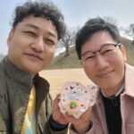 Kim Soo-yong Instagram - #경주투어 #봉황대 #불리단길 #송대말등대 #신라대종 #하이코 #경주 #여행 지석진과 경주투어 영상은 유튜브 #지편한세상 에서 보실수 있습니다. 또 가고싶은경주 맛집투어로 가보고 싶네 🎄 봉황대 앞 카페에선 피크닉셋트 대여도 합니다. 달달한거 좋아한다고 여러 카페에서 디저트도 갖다주셨는데 👍 하이코에서 경주 바라보는것도 👍