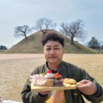 Kim Soo-yong Instagram - #경주투어 #봉황대 #불리단길 #송대말등대 #신라대종 #하이코 #경주 #여행 지석진과 경주투어 영상은 유튜브 #지편한세상 에서 보실수 있습니다. 또 가고싶은경주 맛집투어로 가보고 싶네 🎄 봉황대 앞 카페에선 피크닉셋트 대여도 합니다. 달달한거 좋아한다고 여러 카페에서 디저트도 갖다주셨는데 👍 하이코에서 경주 바라보는것도 👍
