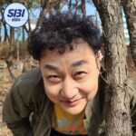 Kim Soo-yong Instagram - [초대장🎟] #5131상담소 #초대장수신완료 안녕하세요. 김수용입니다. 5131상담소라는 곳에서 초대장이 왔네요. 5일에 한번 사직서를 쓰며 3시간에 한번빡치는.. 직장인들을 위한 5131 상담소..취지가 좋네요. 초대장에는 직장인 분들의 멘탈을 흔들어 놨던 밸런스 게임이 동봉됐는데요. 저한테는 "애인과의 1000일 사장님이 갑자기 회식을 하자고 한다... 어떻게 할까?" 라는 질문이 왔습니다. 그럼 저는 애인을 회식장소로 부르고 대표님에게 기념일 선물을 요구하겠습니다. 다른 직장인 분들의 의견은 어떤가요? 여러분들의 회사생활은 어떤지 저한테 한번 알려주세요. #직장인 #상담소 #5131상담소 #오픈 #5131상담소장 #찾습니다 #기념일 #회식 #선물