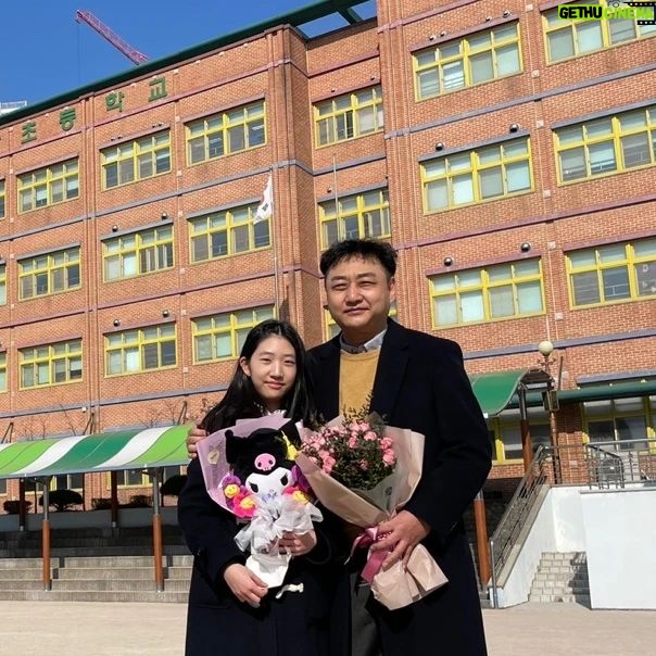 Kim Soo-yong Instagram - #쇼윈도부녀 #초등학교졸업 마이 컸다 잼민이가 벌써 졸업 난 왜뛰는가