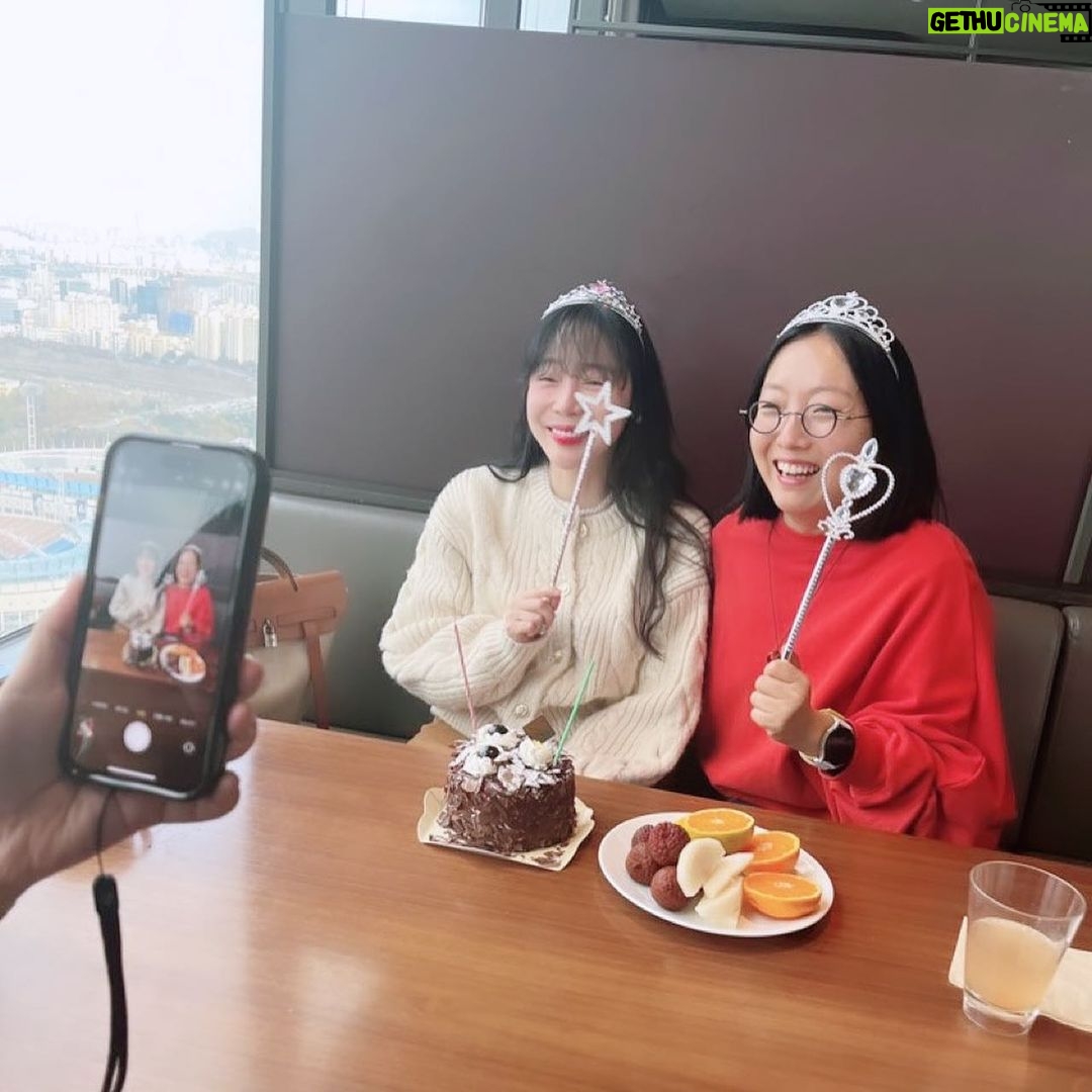 Kim Soy Instagram - thank you thank you thank you for all the birthday wishes and blessings. i‘ve got nothing but love. 태어난 날을 축하해주셔서 정말 감사해요. 남아있는 것은 사랑 언제나 사랑. ❤️