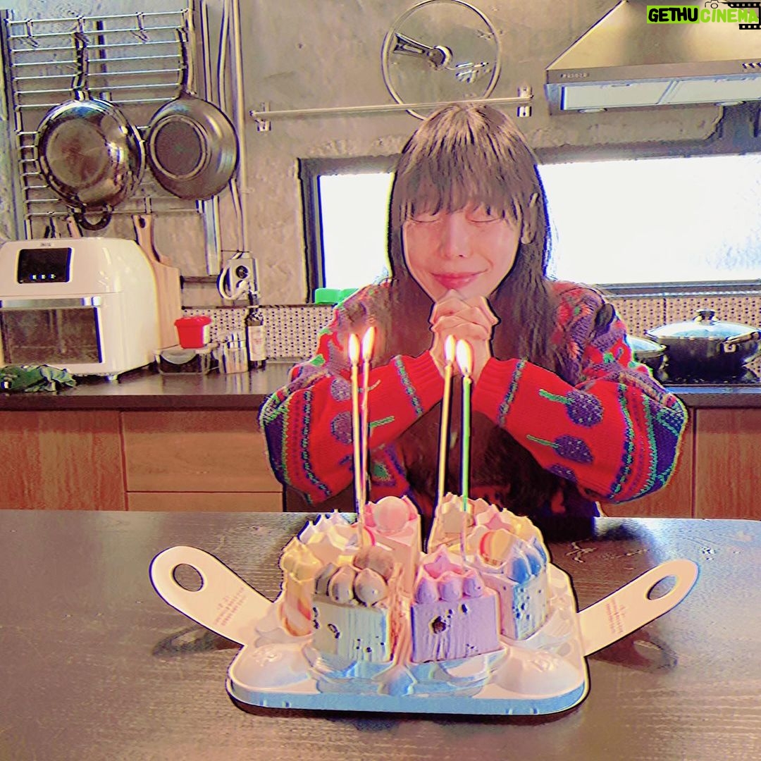 Kim Soy Instagram - thank you thank you thank you for all the birthday wishes and blessings. i‘ve got nothing but love. 태어난 날을 축하해주셔서 정말 감사해요. 남아있는 것은 사랑 언제나 사랑. ❤️