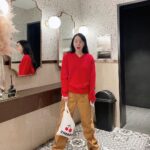 Kim Soy Instagram - 나도야 분더캄머걸!! 🍒 스웨터 사자마자 어깨패드 있는 거 보고 그 센스에 감탄과 감동🥹❤️ 사랑해요 @wnderkammer_official 부암동의 자랑 신혜영 @wnder_k_shin