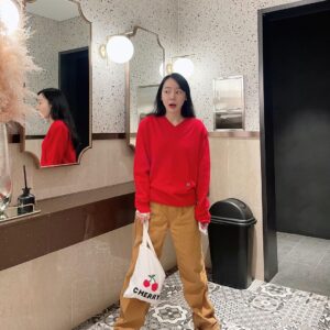 Kim Soy Instagram - 나도야 분더캄머걸!! 🍒 스웨터 사자마자 어깨패드 있는 거 보고 그 센스에 감탄과 감동🥹❤️ 사랑해요 @wnderkammer_official 부암동의 자랑 신혜영 @wnder_k_shin