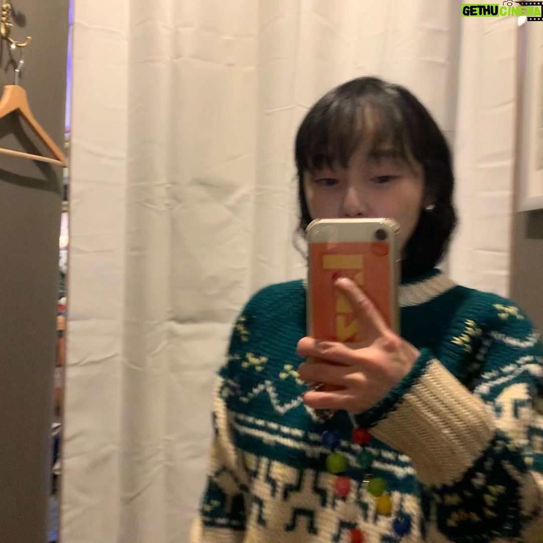 Kim Soy Instagram - 야호 할매스웨터의 계절이 다가오고 있다!!! 푹신한 울 양말, 뜨끈한 뱅쇼, 크리스마스와 더불어 매해 혹독한 겨울을 견뎌낼 수 있는 이유, 마이 빈티지 그래니 스웨터즈! 겨울 옷 슬슬 꺼내볼까나 🧦🧤 Although winter does not agree with me most of the time, I am so hyped for the season of vintage granny sweaters. Huzzah! #여행가고싶다