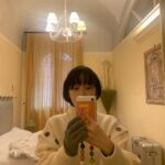 Kim Soy Instagram – 야호 할매스웨터의 계절이 다가오고 있다!!! 푹신한 울 양말, 뜨끈한 뱅쇼, 크리스마스와 더불어 매해 혹독한 겨울을 견뎌낼 수 있는 이유, 마이 빈티지 그래니 스웨터즈!
겨울 옷 슬슬 꺼내볼까나 🧦🧤

Although winter does not agree with me most of the time, I am so hyped for the season of vintage granny sweaters. Huzzah!

#여행가고싶다