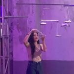Kim Soy Instagram – 관계의 저울, 그 평행을 부단히 맞추어가는 것.  한쪽은 부어넣고 한쪽은 덜어내고, 또 한쪽은 기다려주고 한쪽은 조급해지고. 이 모든 걸 한자리에 서서 한시간 가까이 바라보다가 마침내 양팔 저울이 평행을 이루는 순간을 목도했을 때 눈물이 왈칵 났다. 

사랑의 시작을 이들의 작품으로 한 적이 있고  사랑이 끝난 뒤 이들의 작품으로 위로를 받았다. 관계에 대해, 사랑에 대해 깊이 고민하고 그 고민들을 솔직하고 아름답게 표현해내는 신단비이석예술 덕분에 나는 또 보란듯이 사랑타령을 할 수 있을 것 같다. 사랑사랑사랑이최고다

그리고 내 꿈은 바밍타이거 사랑해요소금씨 

#신단비이석예술 #우리의작품이늦어진이유 #포르쉐스코프서울