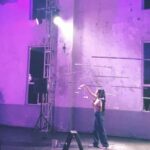 Kim Soy Instagram – 관계의 저울, 그 평행을 부단히 맞추어가는 것.  한쪽은 부어넣고 한쪽은 덜어내고, 또 한쪽은 기다려주고 한쪽은 조급해지고. 이 모든 걸 한자리에 서서 한시간 가까이 바라보다가 마침내 양팔 저울이 평행을 이루는 순간을 목도했을 때 눈물이 왈칵 났다. 

사랑의 시작을 이들의 작품으로 한 적이 있고  사랑이 끝난 뒤 이들의 작품으로 위로를 받았다. 관계에 대해, 사랑에 대해 깊이 고민하고 그 고민들을 솔직하고 아름답게 표현해내는 신단비이석예술 덕분에 나는 또 보란듯이 사랑타령을 할 수 있을 것 같다. 사랑사랑사랑이최고다

그리고 내 꿈은 바밍타이거 사랑해요소금씨 

#신단비이석예술 #우리의작품이늦어진이유 #포르쉐스코프서울