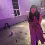 Kim Soy Instagram – 관계의 저울, 그 평행을 부단히 맞추어가는 것.  한쪽은 부어넣고 한쪽은 덜어내고, 또 한쪽은 기다려주고 한쪽은 조급해지고. 이 모든 걸 한자리에 서서 한시간 가까이 바라보다가 마침내 양팔 저울이 평행을 이루는 순간을 목도했을 때 눈물이 왈칵 났다. 

사랑의 시작을 이들의 작품으로 한 적이 있고  사랑이 끝난 뒤 이들의 작품으로 위로를 받았다. 관계에 대해, 사랑에 대해 깊이 고민하고 그 고민들을 솔직하고 아름답게 표현해내는 신단비이석예술 덕분에 나는 또 보란듯이 사랑타령을 할 수 있을 것 같다. 사랑사랑사랑이최고다

그리고 내 꿈은 바밍타이거 사랑해요소금씨 

#신단비이석예술 #우리의작품이늦어진이유 #포르쉐스코프서울