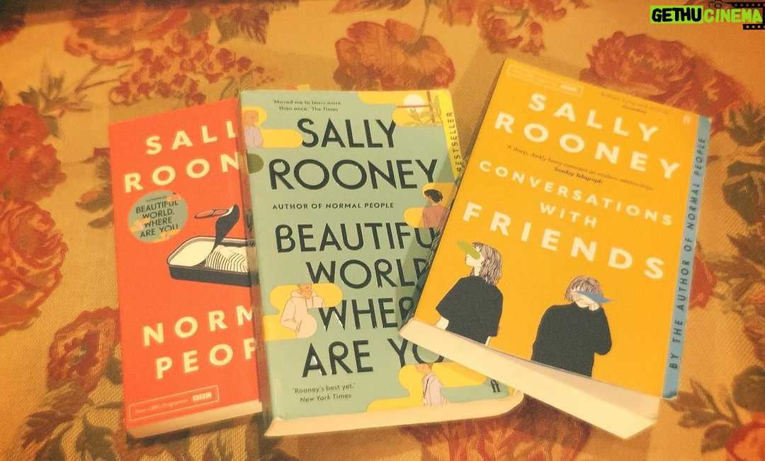 Kim Soy Instagram - 샐리루니의 소설 conversations with friends 까지 다 읽었다. 유교걸의 피가 한줄기 흐르는 나에게 유독 이 책에서 주인공들이 내리는 결정에 이해가 안 가는 부분도 있었지만 인생은 누구나 자신의 방법으로 messy 하니까. 그래서 우리는 messy한 이야기들이 필요하니까! 난 내가 이해 못하는 messy 한 소설들이 그렇게 좋더라. (현실말고 픽션으로!) 셋 중에 가장 좋았던 소설은 normal people 이었다. 아무래도 처음 읽은 루니의 소설이라는 가산점이 붙지 않았나 싶고 아무튼 나는 요즘 더블린 병이 생겨 항공사 사이트를 들락날락 하고 있다... 루니의 소설을 읽으면 생기는 후유증 중 하나. "come and get me" #conversationswithfriends #샐리루니 #노멀피플 #친구들과의대화 #아름다운세상이여그대는어디에 #sallyrooney 좋아하는 실존 인물 이름이 나오면 동그라미를 치는 버릇이 있는데 이 책에서는 그레타 거윅에 동그라미➰