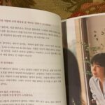 Kim Soy Instagram – 인터뷰는 홍보를 위한 것이든 아니든 매번 조심스럽다. 미래의 내가 읽었을 때 아, 이 시기에는 내가 이런 생각을 갖고 있었구나 확인 할 수 있는 나만의 트레일로 생각하고 임한다. 실제로 간혹 자신이 낯설어 보여 괴로울 때 지난 인터뷰를 읽으며 목적과 방향을 다시금 상기 시킨다. 부끄럽기도 하고 후회스러운 부분도 있지만 대부분 기특해하려고 노력한다. 

사랑에 관한 이야기를 나누자는 인터뷰 제안을 받았을 때 망설였다. 살아온 동안 지금처럼 사랑에 대한 태도가 미지근 한 적이 없었기 때문이다. 오랜 사랑의 실패를 애도하는 기간이기도 하고 도무지 건강한 단어들을 내뱉을 자신이 없었다. 그럼에도 불구하고 이런 마음도 트레일의 이정표로 세워두고 싶어 결국에는 응했는데, 나는 역시나 사랑을 사랑하는구나 깨닫는 시간이었다. 누구는 언제까지 사랑타령을 하실겁니까 라고 묻기도 하지만 내가 제일 좋아하고 사랑하는 그리고 역시나 제일 잘하는 건 사랑타령 꿈타령이다.  백발 노인이 되어서도 멈추지 않을래.

10인의 사랑 인터뷰집, [우리는 애써 사랑을 찾고 기록하기로 했어요] 
이토록 사랑스런 인터뷰집에 함께할 수 있어서 기쁘다.

도아님 가영님 수현님 감사해요! 
#우리는애써사랑을찾고기록하기로했어요