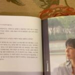 Kim Soy Instagram – 인터뷰는 홍보를 위한 것이든 아니든 매번 조심스럽다. 미래의 내가 읽었을 때 아, 이 시기에는 내가 이런 생각을 갖고 있었구나 확인 할 수 있는 나만의 트레일로 생각하고 임한다. 실제로 간혹 자신이 낯설어 보여 괴로울 때 지난 인터뷰를 읽으며 목적과 방향을 다시금 상기 시킨다. 부끄럽기도 하고 후회스러운 부분도 있지만 대부분 기특해하려고 노력한다. 

사랑에 관한 이야기를 나누자는 인터뷰 제안을 받았을 때 망설였다. 살아온 동안 지금처럼 사랑에 대한 태도가 미지근 한 적이 없었기 때문이다. 오랜 사랑의 실패를 애도하는 기간이기도 하고 도무지 건강한 단어들을 내뱉을 자신이 없었다. 그럼에도 불구하고 이런 마음도 트레일의 이정표로 세워두고 싶어 결국에는 응했는데, 나는 역시나 사랑을 사랑하는구나 깨닫는 시간이었다. 누구는 언제까지 사랑타령을 하실겁니까 라고 묻기도 하지만 내가 제일 좋아하고 사랑하는 그리고 역시나 제일 잘하는 건 사랑타령 꿈타령이다.  백발 노인이 되어서도 멈추지 않을래.

10인의 사랑 인터뷰집, [우리는 애써 사랑을 찾고 기록하기로 했어요] 
이토록 사랑스런 인터뷰집에 함께할 수 있어서 기쁘다.

도아님 가영님 수현님 감사해요! 
#우리는애써사랑을찾고기록하기로했어요