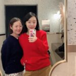 Kim Soy Instagram - 나도야 분더캄머걸!! 🍒 스웨터 사자마자 어깨패드 있는 거 보고 그 센스에 감탄과 감동🥹❤️ 사랑해요 @wnderkammer_official 부암동의 자랑 신혜영 @wnder_k_shin